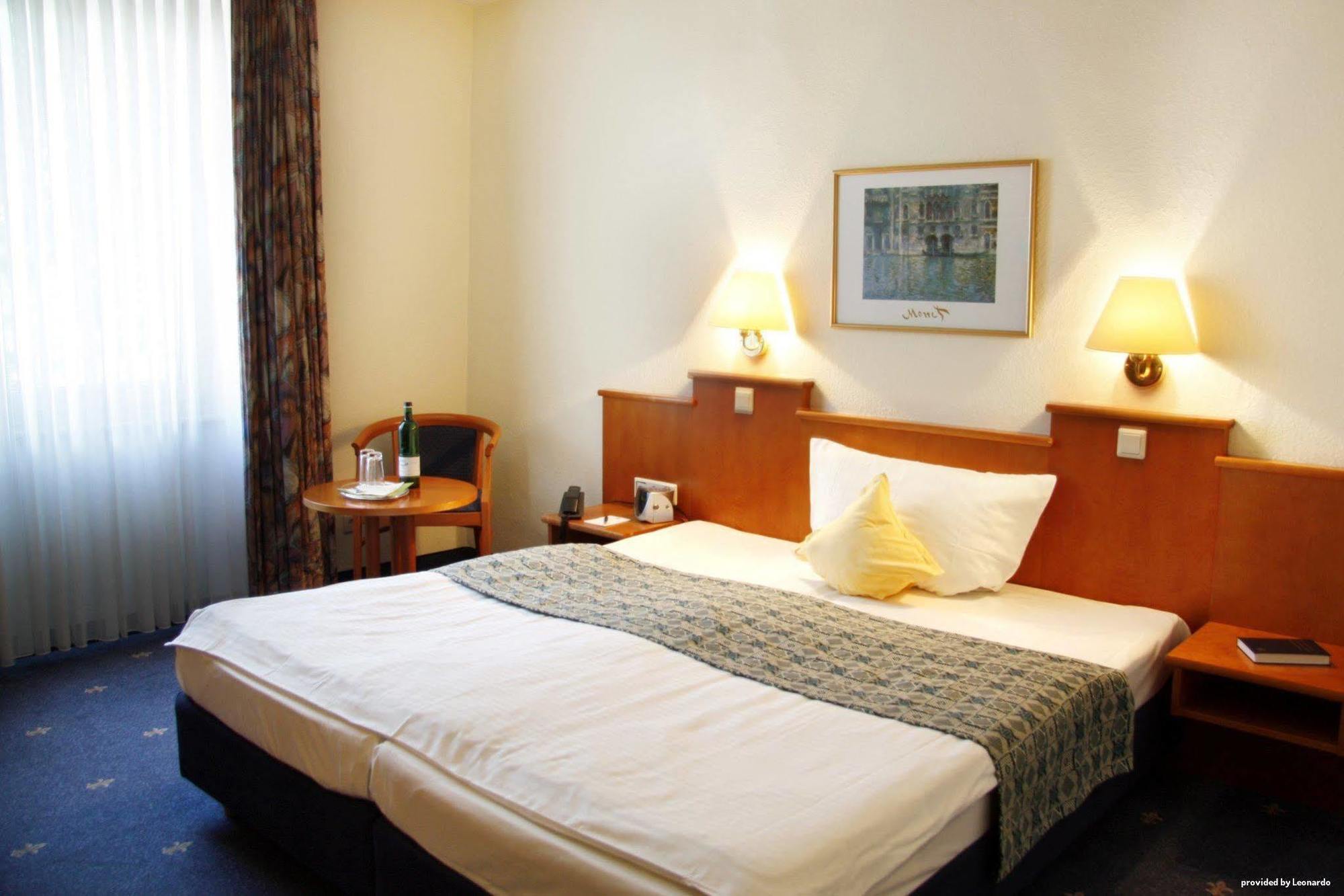 Sure By Western Ambassador 3*