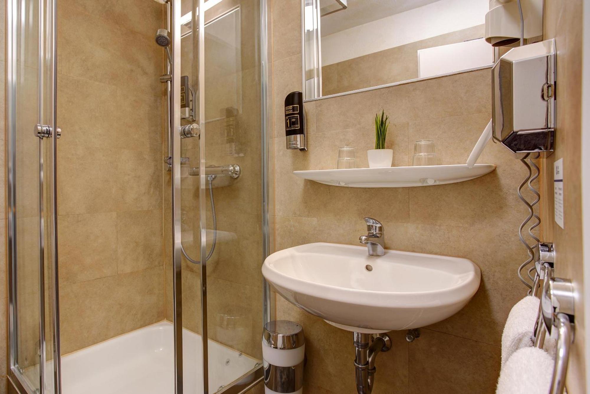 Sure By Western Ambassador 3*